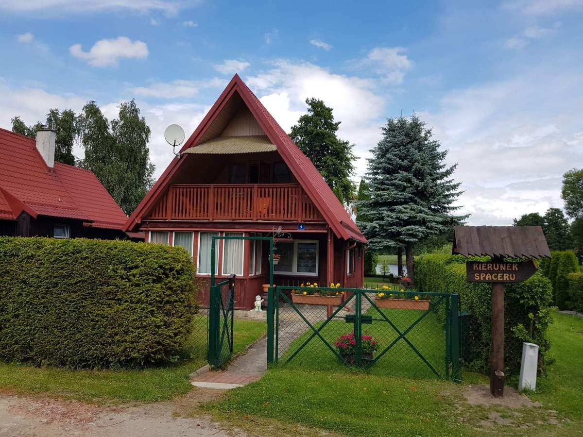 Domek letniskowy nad jeziorem linia brzegowa